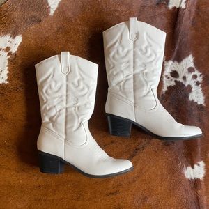 White Women’s Size 8 Cowboy Boot